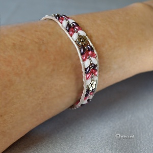 Ezüst bőr karkötő színes gyöngyökkel és fém virágokkal - ékszer - karkötő - gyöngyös karkötő - Meska.hu