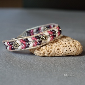 Ezüst bőr karkötő színes gyöngyökkel és fém virágokkal - Meska.hu