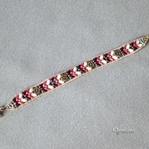 Ezüst bőr karkötő színes gyöngyökkel és fém virágokkal - ékszer - karkötő - gyöngyös karkötő - Meska.hu