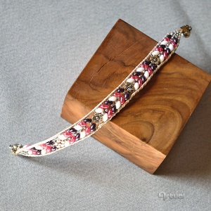 Ezüst bőr karkötő színes gyöngyökkel és fém virágokkal - ékszer - karkötő - gyöngyös karkötő - Meska.hu