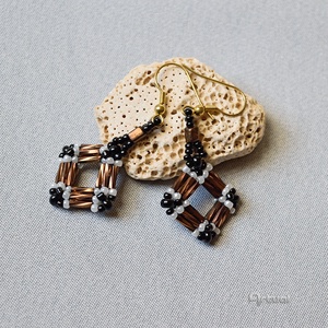 Filigrán geometrikus fülbevaló szalma-, és kásagyöngyökkel több színben - ékszer - fülbevaló - lógós kerek fülbevaló - Meska.hu