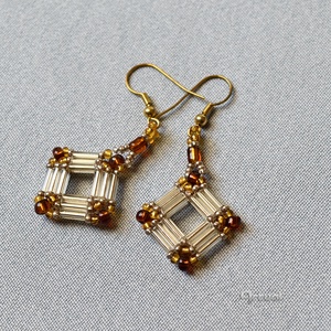 Filigrán geometrikus fülbevaló szalma-, és kásagyöngyökkel több színben - ékszer - fülbevaló - lógós kerek fülbevaló - Meska.hu