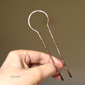 Kézműves minimalista kalapált réz hajtű  - Meska.hu