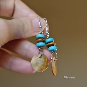 Boho stílusú fülbevaló türkiz és tigrisszem gyöngyökkel kagyló korong fityegővel  - ékszer - fülbevaló - lógó fülbevaló - Meska.hu