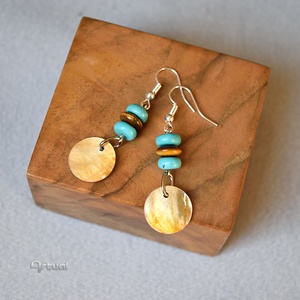 Boho stílusú fülbevaló türkiz és tigrisszem gyöngyökkel kagyló korong fityegővel  - ékszer - fülbevaló - lógó fülbevaló - Meska.hu