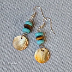 Boho stílusú fülbevaló türkiz és tigrisszem gyöngyökkel kagyló korong fityegővel  - Meska.hu