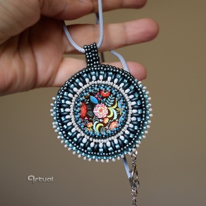 Kézműves gyöngyhímzett medál színes kásagyöngyökkel és virágos üvegkabosonnal - ékszer - nyaklánc - medálos nyaklánc - Meska.hu