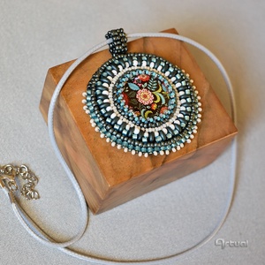 Kézműves gyöngyhímzett medál színes kásagyöngyökkel és virágos üvegkabosonnal - ékszer - nyaklánc - medálos nyaklánc - Meska.hu