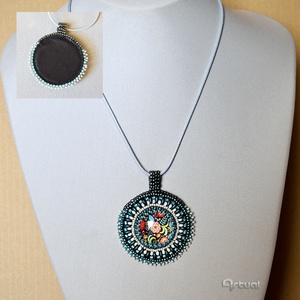 Kézműves gyöngyhímzett medál színes kásagyöngyökkel és virágos üvegkabosonnal - ékszer - nyaklánc - medálos nyaklánc - Meska.hu