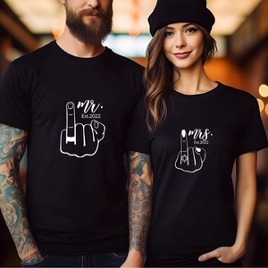 Mr. és Mrs. 20XX-es Kiadás - Egyedi Évszámmal Személyre Szabott Páros Póló Szett - Ajándék Házaspároknak, Jegyeseknek - Meska.hu