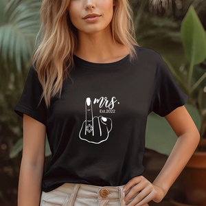 Elegáns Mrs. 20XX Évszámmal Díszített Női Póló - Egyedi Személyre Szabható Design a Különleges Hölgyeknek - ruha & divat - női ruha - póló, felső - Meska.hu
