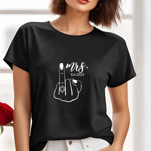 Elegáns Mrs. 20XX Évszámmal Díszített Női Póló - Egyedi Személyre Szabható Design a Különleges Hölgyeknek - ruha & divat - női ruha - póló, felső - Meska.hu