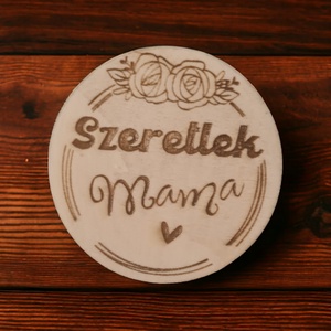 Szeretlek Mama - fa hűtőmágnes, Otthon & Életmód, Konyhafelszerelés, tálalás, Konyhai dekoráció, Hűtőmágnes, Famegmunkálás, Gravírozás, pirográfia, MESKA