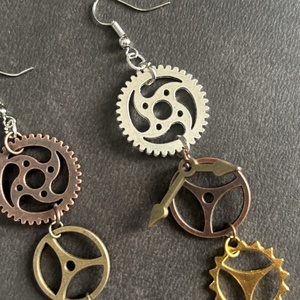 Steampunk fülbevaló, többszínű, aszimmetrikus - ékszer - fülbevaló - lógó fülbevaló - Meska.hu