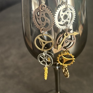Steampunk fülbevaló, többszínű, aszimmetrikus - ékszer - fülbevaló - lógó fülbevaló - Meska.hu