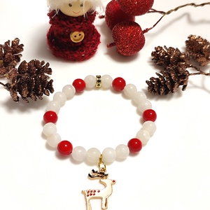 Karácsonyi ásványkarkötő rénszarvas medállal - ékszer - karkötő - karkötő medállal - Meska.hu