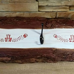 Piros virágos motívummal díszített falra szerelhető tároló  - otthon & életmód - tárolás & rendszerezés - fali tároló - Meska.hu