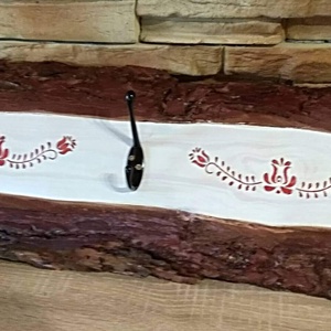 Piros virágos motívummal díszített falra szerelhető tároló  - otthon & életmód - tárolás & rendszerezés - fali tároló - Meska.hu