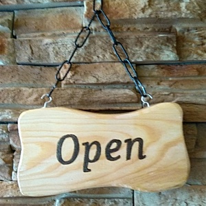 Open, Close kétoldalú fatábla dísz lánccal - otthon & életmód - dekoráció - ajtó- és ablak dekoráció - ajtótábla - Meska.hu