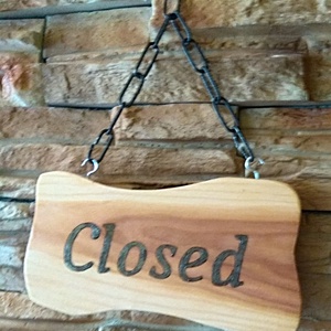 Open, Close kétoldalú fatábla dísz lánccal - otthon & életmód - dekoráció - ajtó- és ablak dekoráció - ajtótábla - Meska.hu