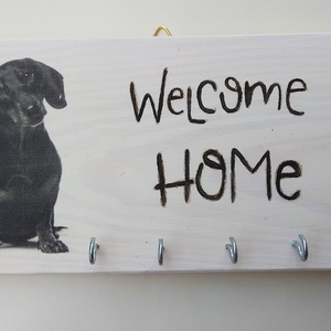 Tacskó kutyussal díszített Welcome home fa fali kulcstartó  - Meska.hu