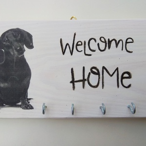 Tacskó kutyussal díszített Welcome home fa fali kulcstartó  - otthon & életmód - dekoráció - fali és függő dekoráció - fali kulcstartó - Meska.hu