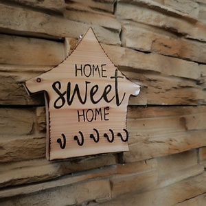 Home sweet home felirattal díszített fából készült fali kulcstartó , Otthon & Életmód, Dekoráció, Fali és függő dekoráció, Fali kulcstartó, Famegmunkálás, MESKA
