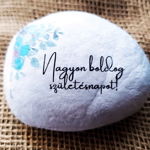 Nagyon boldog születésnapot! felirattal díszített kő , Otthon & Életmód, Dekoráció, Asztal és polc dekoráció, Kavics & Kő, Decoupage, transzfer és szalvétatechnika, MESKA