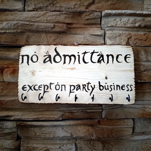 no admittance except on party business felirattal díszített fából készült fali kulcstartó  - otthon & életmód - dekoráció - fali és függő dekoráció - fali kulcstartó - Meska.hu