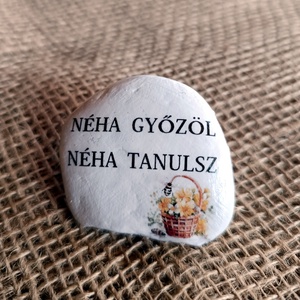 Motivációs festett kő virággal díszítve  - otthon & életmód - dekoráció - asztal és polc dekoráció - kavics & kő - Meska.hu