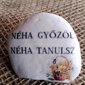 Motivációs festett kő virággal díszítve  - otthon & életmód - dekoráció - asztal és polc dekoráció - kavics & kő - Meska.hu