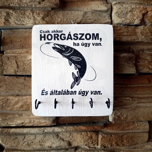 Fali akaszós tároló horgászok részére felirattal. - otthon & életmód - dekoráció - fali és függő dekoráció - fali kulcstartó - Meska.hu