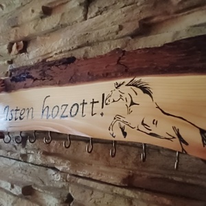 Isten hozott felirattal díszített lovas kézműves kulcstartó , Otthon & Életmód, Dekoráció, Fali és függő dekoráció, Fali kulcstartó, Famegmunkálás, MESKA