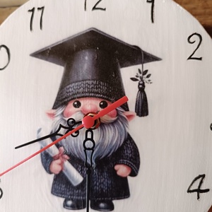 Fából készült manós falióra diplomaosztó alkalmából  - otthon & életmód - dekoráció - fali és függő dekoráció - falióra & óra - Meska.hu
