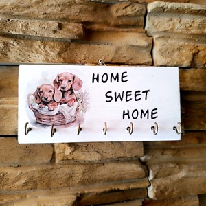 Fa fali kulcstartó home sweet home felirattal és tacskó kiskutyákkal - Meska.hu