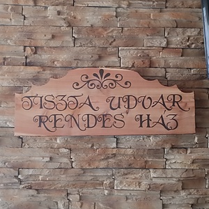 Tiszta udvar rendes ház egyedi fatábla  -  - Meska.hu
