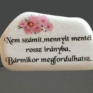 Fehér kő idézettel és virággal díszítve , Otthon & Életmód, Dekoráció, Asztal és polc dekoráció, Kavics & Kő, Decoupage, transzfer és szalvétatechnika, MESKA