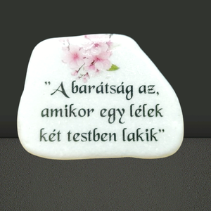Fehér kő idézettel és virággal díszítve igaz barátoknak , Otthon & Életmód, Dekoráció, Asztal és polc dekoráció, Kavics & Kő, Decoupage, transzfer és szalvétatechnika, MESKA