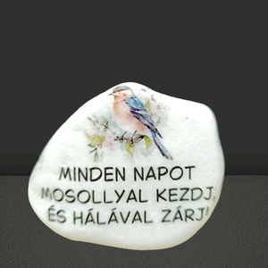 Minden napot mosollyal kezdj, és hálával zárj!Kő idézettel és madárkával., Otthon & Életmód, Dekoráció, Asztal és polc dekoráció, Kavics & Kő, Decoupage, transzfer és szalvétatechnika, MESKA