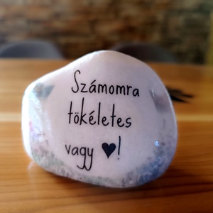 Számomra tökéletes vagy! felirattal díszített fehér kő , Otthon & Életmód, Dekoráció, Asztal és polc dekoráció, Kavics & Kő, Decoupage, transzfer és szalvétatechnika, MESKA