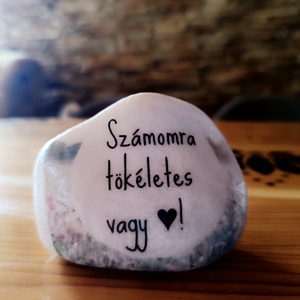 Számomra tökéletes vagy! felirattal díszített fehér kő  - otthon & életmód - dekoráció - asztal és polc dekoráció - kavics & kő - Meska.hu