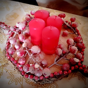 Adventi asztaldísz fakorongon 4 gyertyával tündöklő piros , Karácsony, Adventi díszek, Adventi asztaldísz, Famegmunkálás, MESKA