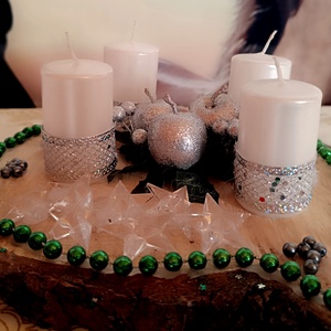 Adventi asztaldísz fakorongon 4 gyertyával zöld, fehér színekkel  - karácsony - adventi díszek - adventi asztaldísz - Meska.hu