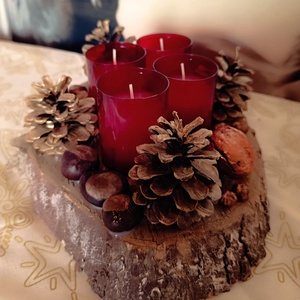 Adventi asztaldísz rusztikus fakorongon, 4 piros gyertyával , Karácsony, Adventi díszek, Adventi asztaldísz, Famegmunkálás, MESKA