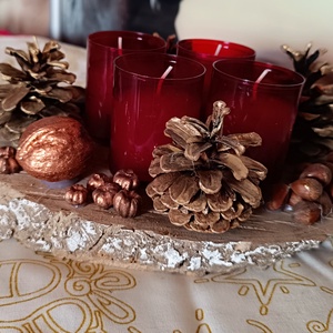 Adventi asztaldísz rusztikus fakorongon, 4 piros gyertyával  - karácsony - adventi díszek - adventi asztaldísz - Meska.hu