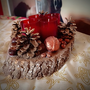 Adventi asztaldísz rusztikus fakorongon, 4 piros gyertyával  - karácsony - adventi díszek - adventi asztaldísz - Meska.hu