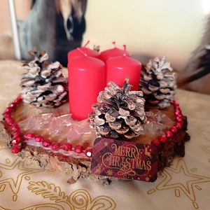 Adventi asztaldísz rusztikus fakorongon 4 piros gyertyával, felirattal  - karácsony - adventi díszek - adventi asztaldísz - Meska.hu