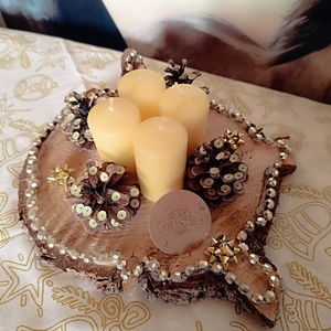 Adventi asztaldísz rusztikus fakorongon 4 gyertyával és tobozzal díszítve  - karácsony - adventi díszek - adventi asztaldísz - Meska.hu