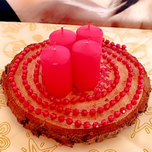 Adventi asztaldísz fakorongon 4 piros gyertyával, piros gyöngysorral, Karácsony, Adventi díszek, Adventi asztaldísz, Famegmunkálás, MESKA