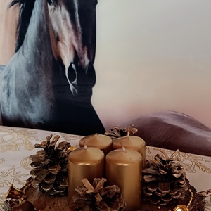 Adventi asztaldísz fakorongon 4 gyertyával barna és arany színben , Karácsony, Adventi díszek, Adventi asztaldísz, Famegmunkálás, MESKA
